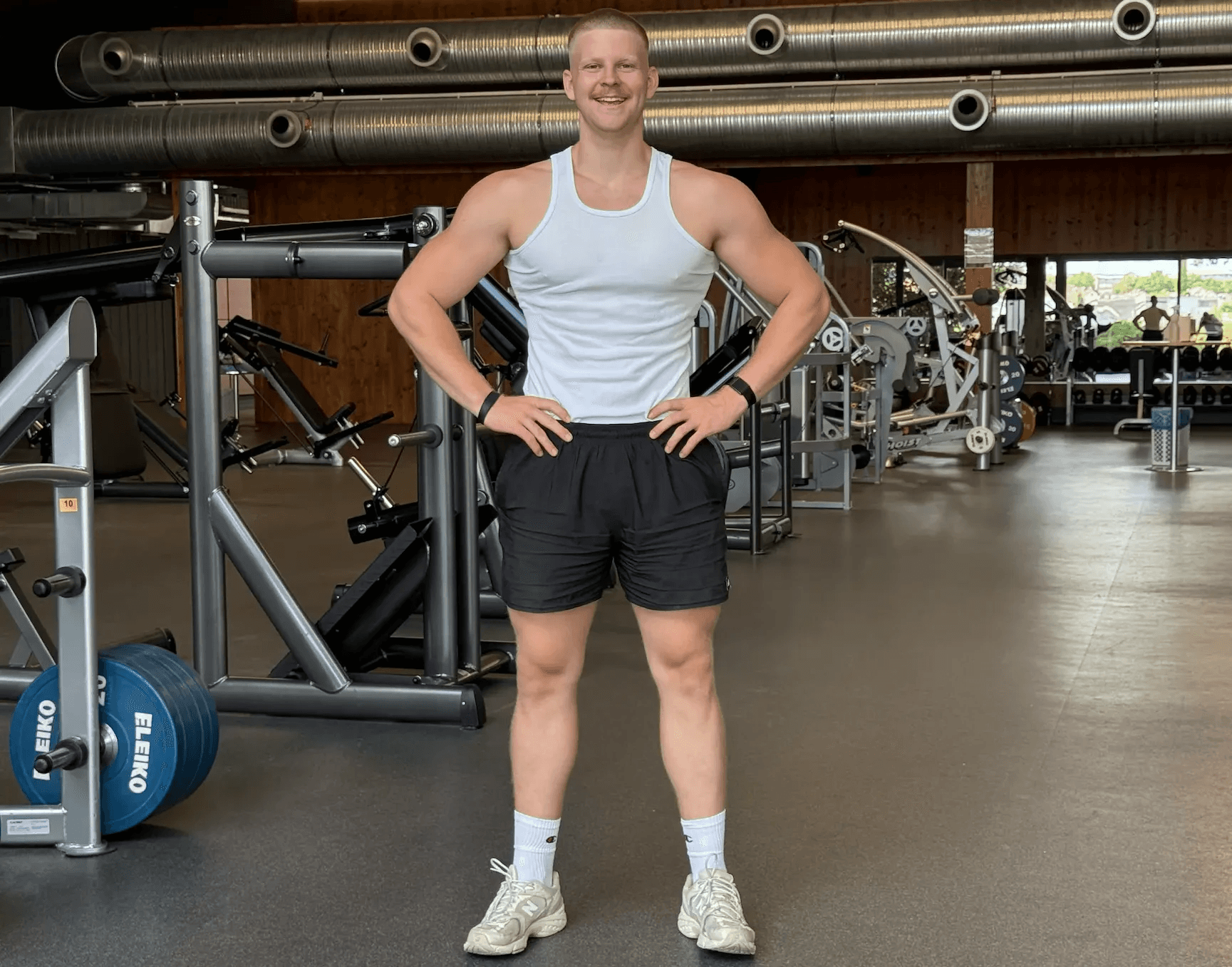 Luca im Fitnessstudio mit weißem Tanktop