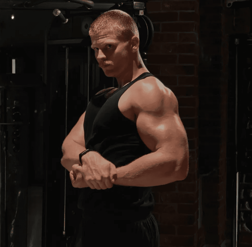 Luca posiert im Fitnessstudio